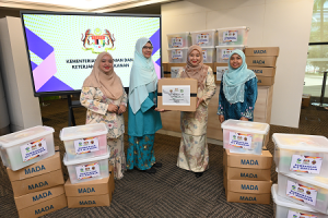 Penyerahan Kit Bantuan Banjir